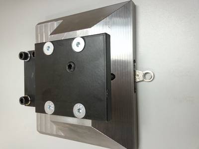 Bloque de montaje – Frente: Cara frontal del bloque de montaje, vista superior con accesorio de cable de rebloqueo. También muestra la placa de cubierta de la cerradura y el bloque de la barra amortiguadora a la izquierda.