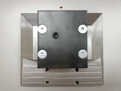 Bloque de montaje – Frente: Cara frontal del bloque de montaje con placa de cubierta sobre la traba.